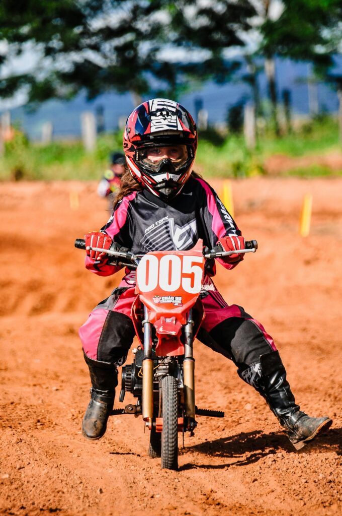 enfant avec une moto et casque de moto pour enfant