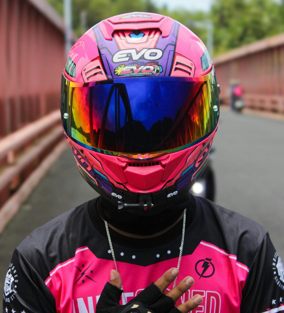 une femme avec un casque de moto